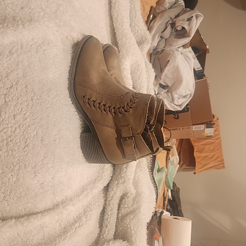Billabong Tan Ankle Booties